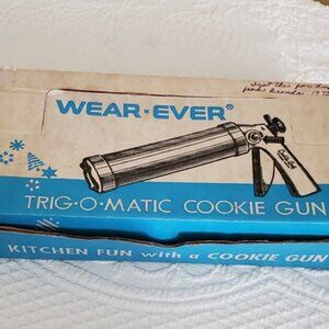 Vintage Wear-Ever Cookie Gun Press Pastry Decorator in Original Box 3365